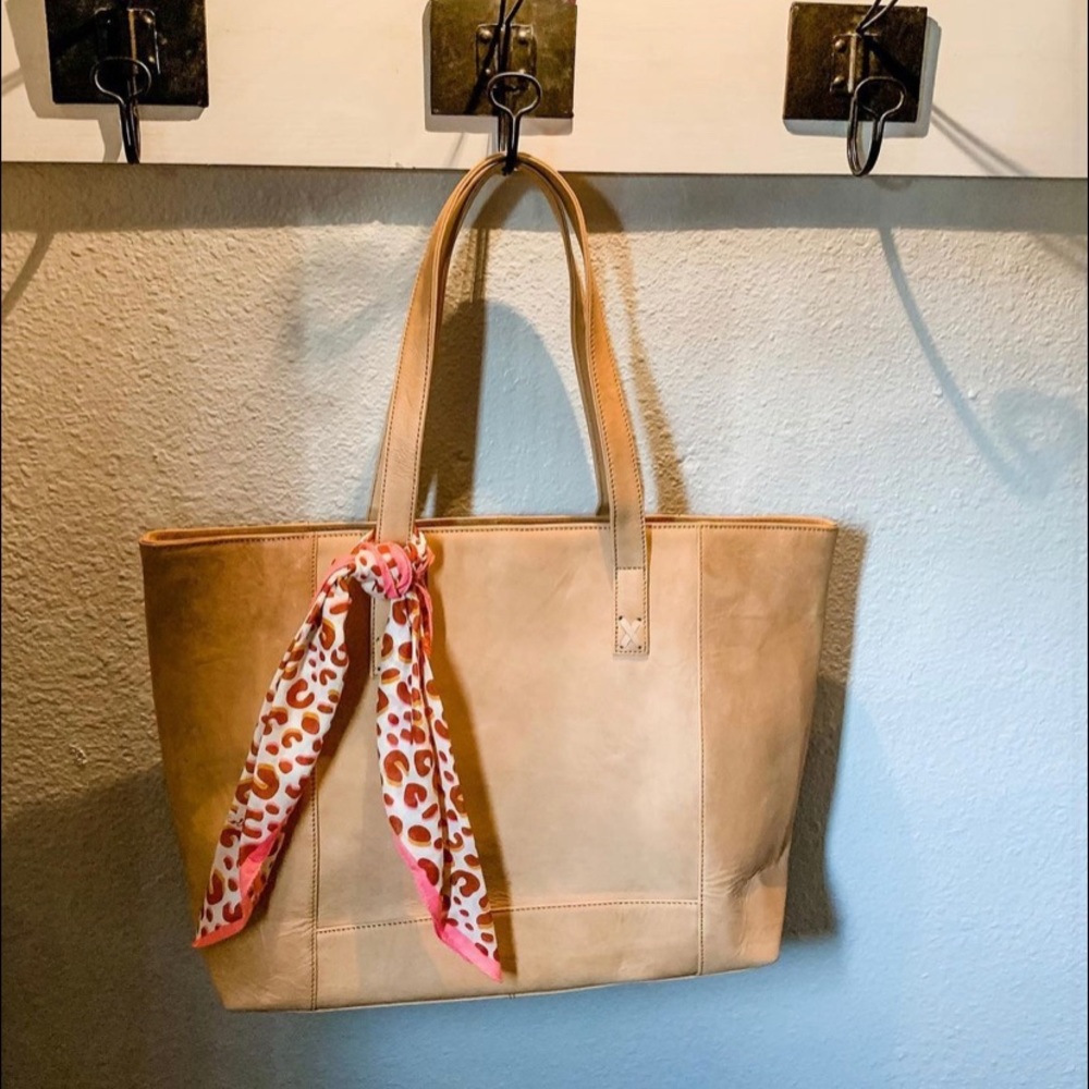 Like new gently used noonday tote (scarf not included)